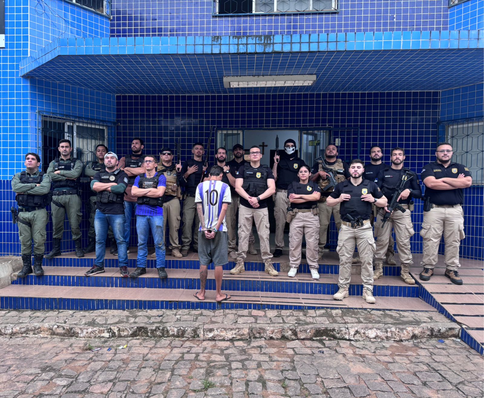 Operação  cumpre mandados judiciais e resulta em prisão e apreensão de arma, drogas e objetos em Araripina